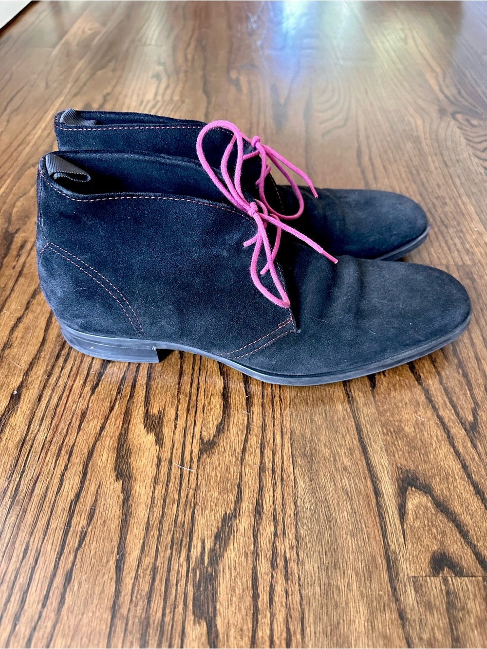 Donald J. Pliner Men's Black Suede Siri 02 Chukka Boots with Pink Laces size 8.5